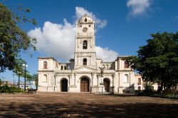 Cattedrale nel centro di Holguin, Cuba. L'edificio religioso è costruito in stile coloniale.
