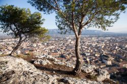 Veduta di Cavaillon e del Massiccio del Luberon. Siamo nel dipartimento della Vaucluse, nella regione Provenza-Alpi-Costa Azzurra (Francia) - foto © Shutterstock