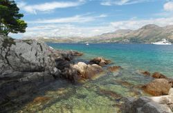 Cavtat sorge su una piccola penisola che forma una profonda insenatura nella costa della Dalmazia (Croazia).