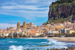 Cefalù, Sicilia: il mare, la spiaggia, il Duomo e il borgo costiero