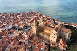 Cefalù, Sicilia, vista dall'alto del centro con la cattedrale. Mare, gastronomia, scorci architettonici e natura hanno fatto di questa località in provincia di Palermo una ...