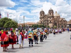 Celebrazioni aborigene nella città di Cuzco, Perù. Gli abitanti di questo territorio, come tutti i peruviani del resto, trasformano le varie ricorrenze religiose collegate alla ...