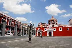La celebre chiesa dedicata a San Domenico nella cittadina di Puebla, Messico.
