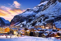 La celebre località di montagna di Val d'Isère al tramonto in inverno, Tarantaise, Alpi (Francia).

