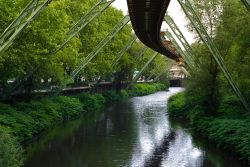 La celebre monorotaia sospesa di Wuppertal (Germania) mentre corre sul fiume Wupper. E' una delle principali attrazioni della città.

