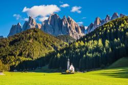 Il celebre simbolo della Val di Funes: la chiesetta di San Giovanni a Ranui sotto le cime del Gruppo delle Odle a Santa Maddalena, sud Tirolo. E' uno dei soggetti più fotografati ...