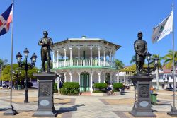 Central Park a Puerto Plata, Repubblica Dominicana, con gazebo e statue - © Paul McKinnon / Shutterstock.com