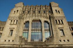 La facciata della Centrale Idroelettrica Taccani: il cuore pulsante dell'industria a Trezzo sull'Adda - questo imponente edificio in stile liberty fu progettato e costruito nei primissimi ...