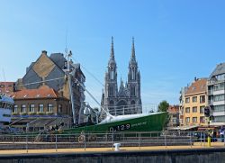 Il centro città di Ostenda (Belgio) con il museo-barca e la chiesa di San Pietro e San Paolo - © skyfish / Shutterstock.com