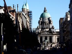 Il centro cittadino di Belfast con il Municipio, Irlanda del Nord. Il city hall di Belfast è forse l'edificio più importante e famoso grazie anche alla sua imponente e riconoscibile ...