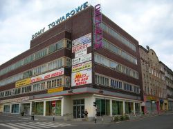 Un centro commerciale a Walbrzych, Polonia, costruito in epoca socialista. Oggi la città si sta rilanciando economicamente anche dal punto di vista turistico - foto © Macdriver ...