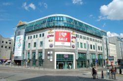 Centro commerciale Kupiec Poznanski a Poznan, Polonia - E' un moderno shopping centre situato nel cuore di Poznan inaugurato nel 2001. Sei piani e un'architettura moderna e funzionale ...