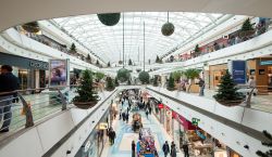 L'interno dello shopping centre Vasco da Gama di Lisbona, moderno centro commerciale fra i più belli del Portogallo con 164 negozi, 36 ristoranti, 10 cinema, un centro benessere e ...