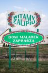 L'insegna del centro culturale Dom Malarek (Casa delle pittrici) a Zalipie. Il centro fornisce tutte le informazioni riguardanti la tradizione pittorica del villaggio - foto © HUANG ...
