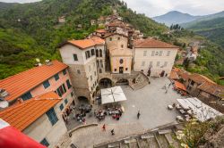 Il centro di Apricale abbarbicato sui monti, provincia di Imperia, Liguria. Al centro, a fianco del Palazzo Municipale, sorge l'oratorio di San Bartolomeo che si affaccia sulla piazza principale ...