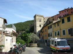 Centro di buti con torre del Castel Tonini - © Sailko, CC BY-SA 3.0, Wikipedia