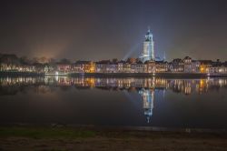 Gli edifici del centro di Deventer di notte si riflettono sulle acque del fiume Ijssel creando una suggestiva immagine a specchio - foto © elroyspelbos / Shutterstock.com