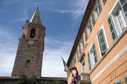 Centro di Frejus: l'Hotel de Ville e la Cattedrale del borgo costiero della Francia - © Daniel Leppens / Shutterstock.com