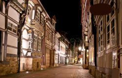 Centro di Hameln di notte, Germania. Uno dei vicoli della città celebre per la leggenda del Pifferaio Magico fotografato di notte  - © Fesenko Ievgenii / Shutterstock.com