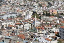 Centro di Kusadasi, Turchia - La città ha iniziato ad assumere la sua conformazione attuale agli inizi del XVII° secolo quando il vizir ottomano Pasa contribuì allo sviluppo ...