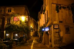 Il centro di Lourmarin (Francia) in una fotografia serale. Il piccolo villaggio nel Parco regionale del Luberon è abitato da circa 1000 persone.