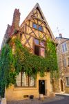 Centro di Nevers (Francia): una pittoresca casa a graticcio ricoperta di edera con foliage autunnale - © Traveller70 / Shutterstock.com