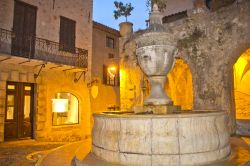 Il centro di Saint-Paul-de-Vence fotografato di notte, Francia. Un suggestivo scorcio notturno del villaggio medievale abitato da circa 3500 persone.




