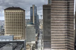 Centro di Seattle, Washington: skyline con 2nd Avenue e lo Space Needle.