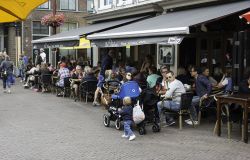 Centro di Sneek, Olanda: gente in relax seduta ai caffé e nei locali della cittadina della Frisia - © travelfoto / Shutterstock.com