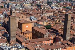 Il centro medievale di Bologna, costellato di torri. Oggi ne esistono solo più una ventina fra le circa 100 che un tempo impreziosivano la città - © Kanuman / Shutterstock.com ...