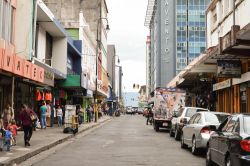 A spasso per le vie di San José, Costa Rica. Una delle vie del centro della capitale: qui si affacciano botteghe e negozi di ogni genere - © Svetlana Bykova / Shutterstock.com