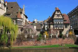 Centro storico di Strasburgo, Francia - La città si gira comodamente a piedi: è un piacere infatti andare alla scoperta dei suoi angoli più nascosti e caratteristici. Oggi ...