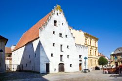 Un edificio storico nel centro di Ceske Budejovice, nella Boemia Meridionale. Oggi la città è il punto di riferimento turistico, economico e politico per tutta la regione - foto ...