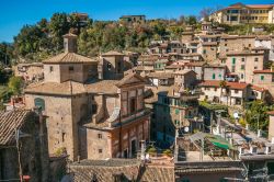 Il centro storico del villaggio medievale di Subiaco, provincia di Viterbo, Lazio. Situato su uno sperone di roccia calcarea, questo borgo alto-medievale è immerso in un territorio ricco ...