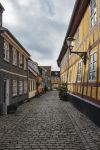 Il centro storico di Aalborg, Danimarca. La città fu fondata in epoca medievale nella zona in cui sorgeva già un insediamento vichingo - foto © Frank Bach / Shutterstock.com ...