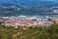 Centro storico di Alba e zona industriale, Piemonte, Italia - © Rostislav Glinsky / Shutterstock.com