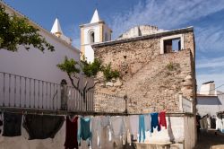 Centro storico di Avis, Portogallo: panni stesi al sole ad asicugare. Sullo sfondo, i campanili della chiesa cittadina.

