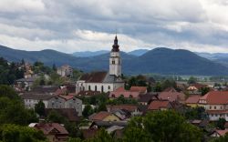 Centro storico di Cerknica, Slovenia - Panorama sul centro di questa graziosa cittadina della Slovenia sud occidentale. Posta in una conca sul versante orientale delle Alpi Giulie, nella regione ...