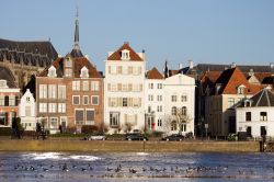 Un'immagine degli edifici del piccolo centro storico di Deventer, uno delle cittadine più caratteristiche di tutta l'Olanda - foto © VanderWolf Images / Shutterstock.com ...