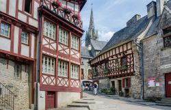 Centro storico di Josselin (Francia): uno scorcio di rue des Trente con gli antichi edifici a graticcio - © Evgeny Shmulev / Shutterstock.com