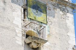 Centro storico di Merida (Messico): antico orologio in pietra sopra il balcone di un vecchio edificio - © simonovstas / Shutterstock.com