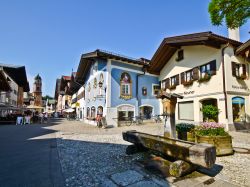 Centro storico di Mittenwald, Germania. Sullo sfondo, il campanile della chiesa parrocchiale - © icyyoke / Shutterstock.com