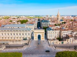 Centro storico di Montpellier dall'alto: l'Arco di Trionfo e il campanile della cattedrale (Francia).

