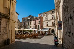 Centro storico di Nimes, Occitania, con ristoranti all'aperto e antichi palazzi (Francia) - © Celli07 / Shutterstock.com