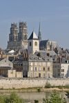 Centro storico di Orléans, Francia: palazzi antichi e le due torri della cattedrale che s'innalzano per 88 metri.
