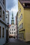 Centro storico di Pirna, Sassonia, Germania: il Municipio visto da un vicoletto.
