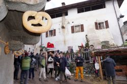 Centro storico di Rango, Trentino Alto Adige, addobbato per il Natale - © Andrea Izzotti / Shutterstock.com