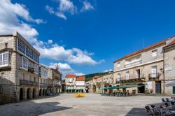 Centro storico di Ribadavia (Spagna): la piazza principale fotografata in una giornata soleggiata - © Dolores Giraldez Alonso / Shutterstock.com