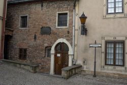 Centro storico di Tarnow (Polonia), una via con le tradizionali case popolari - © Maria_Janus / Shutterstock.com