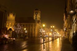 Centro storico di Torun by night, Polonia. Ha saputo mantenere intatto il suo aspetto medievale questa piccola e antica città mercantile: l'Unesco ha inserito Torun nella lista dei ...